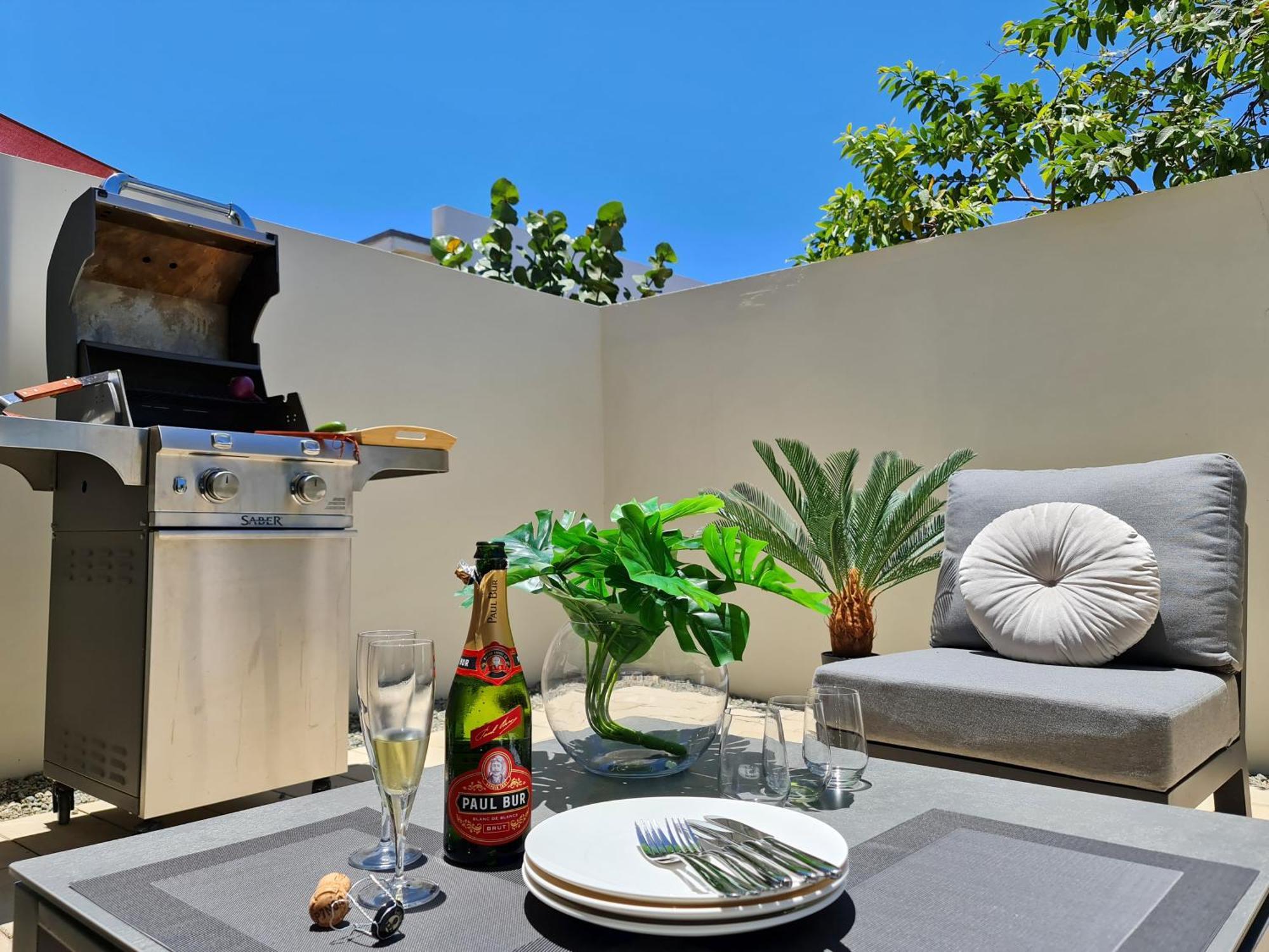 Tuscany Residence Aruba Palm Beach Exterior photo